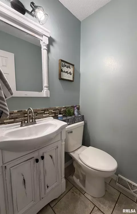 Bath - 130 Richmond Rd, Macomb, IL 61455 photo 1 of 3