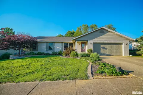 2102 Cordova Ct, Pekin, IL 61554