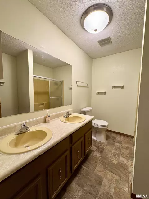 Bath - 2313 Maple Ave, Macomb, IL 61455 photo 3 of 4