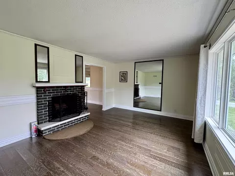 Living - 2313 Maple Ave, Macomb, IL 61455 photo 3 of 8