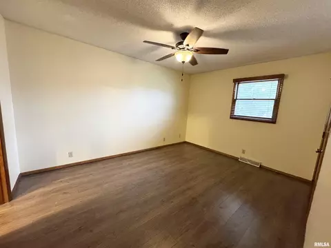 Bedroom - 2313 Maple Ave, Macomb, IL 61455 photo 3 of 6