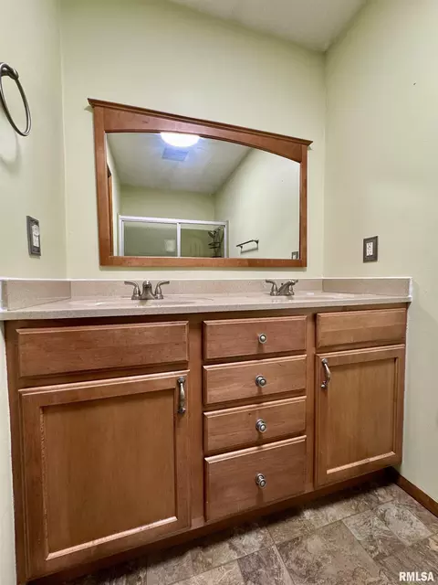 Bath - 2313 Maple Ave, Macomb, IL 61455 photo 2 of 4