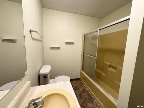 Bath - 2313 Maple Ave, Macomb, IL 61455 photo 4 of 4