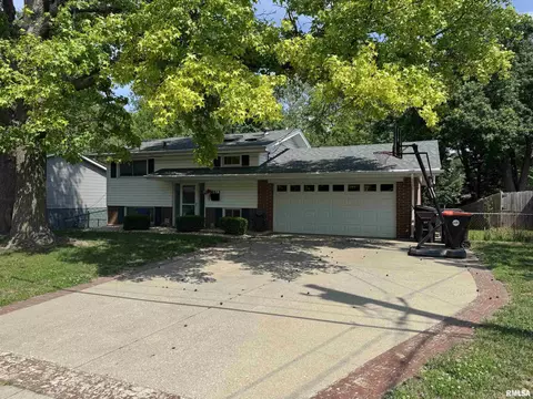 2813 W Scenic Dr, Peoria, IL 61615