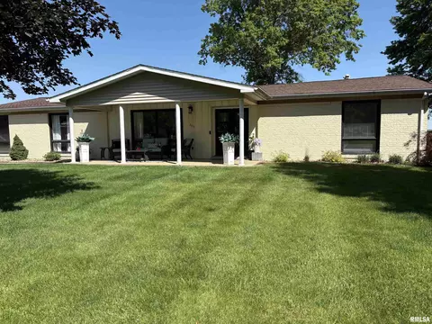 205 W Southgate Dr, Elmwood, IL 61529
