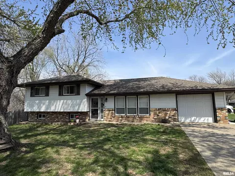 1500 N Autumn Lane Ct, Peoria, IL 61604