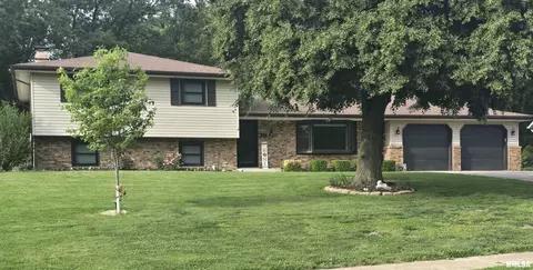 1813 Oakwood Dr, Pekin, IL 61554