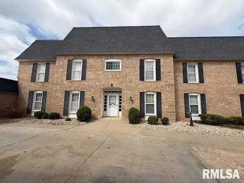 820 W Loire Ct, Peoria, IL 61614