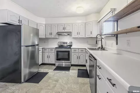 Kitchen - 709 S Eisenhower Dr, Marion, IL 62959 photo 2 of 4