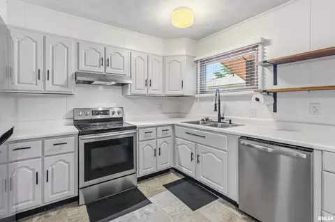 Kitchen - 709 S Eisenhower Dr, Marion, IL 62959 photo 1 of 4