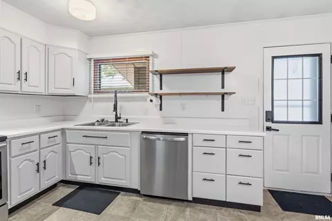 Kitchen - 709 S Eisenhower Dr, Marion, IL 62959 photo 4 of 4