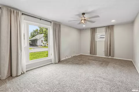 Living - 709 S Eisenhower Dr, Marion, IL 62959 photo 1 of 2