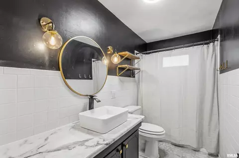 Bath - 709 S Eisenhower Dr, Marion, IL 62959 photo 1 of 1
