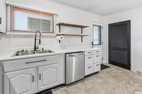 Kitchen - 709 S Eisenhower Dr, Marion, IL 62959 photo 3 of 4