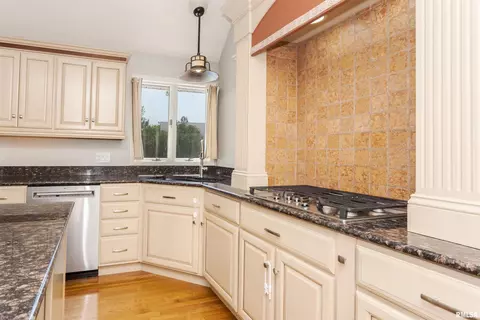 Kitchen - 9 Red Stone Ct, Bloomington, IL 61704 photo 5 of 10