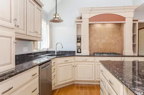 Kitchen - 9 Red Stone Ct, Bloomington, IL 61704 photo 8 of 10