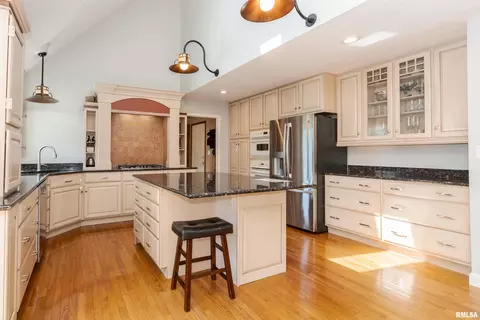 Kitchen - 9 Red Stone Ct, Bloomington, IL 61704 photo 9 of 10