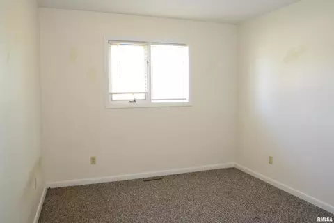 Bedroom - 112 James Dr, Macomb, IL 61455 photo 4 of 4