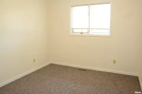 Bedroom - 112 James Dr, Macomb, IL 61455 photo 3 of 4