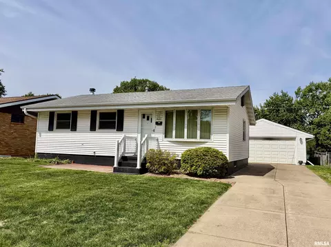 411 Manor St, Pekin, IL 61554