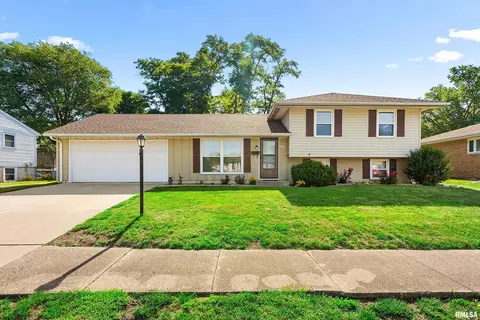 1320 Veerman St, Pekin, IL 61554