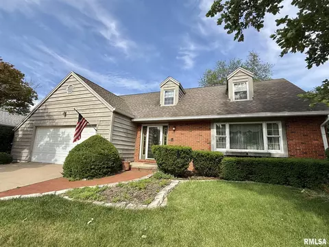 6708 N Post Oak Rd, Peoria, IL 61615