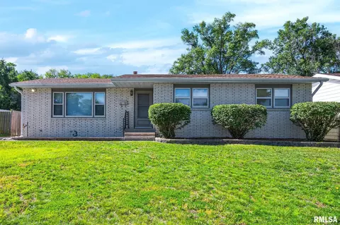 2008 Lighter St, Pekin, IL 61554