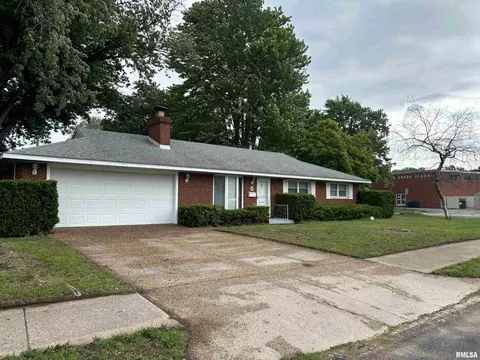 9 Pioneer Ct, Pekin, IL 61554