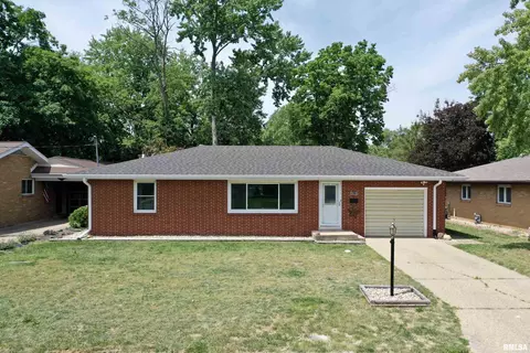 1415 W Shore Dr, Pekin, IL 61554