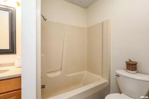 Bath - 804 E Marshall St, Marion, IL 62959 photo 2 of 3