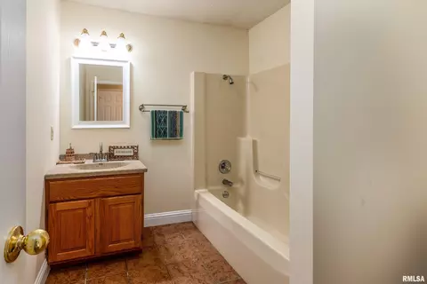 Bath - 804 E Marshall St, Marion, IL 62959 photo 3 of 3