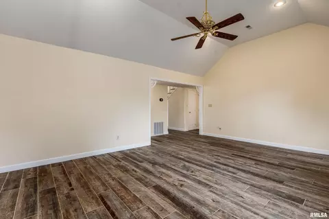 Living - 804 E Marshall St, Marion, IL 62959 photo 3 of 3