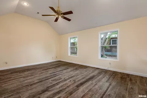 Living - 804 E Marshall St, Marion, IL 62959 photo 2 of 3