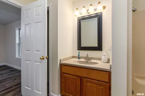 Bath - 804 E Marshall St, Marion, IL 62959 photo 1 of 3