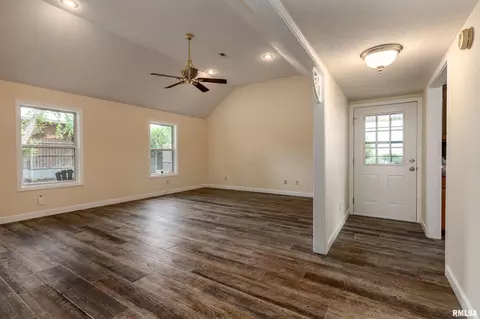 Living - 804 E Marshall St, Marion, IL 62959 photo 1 of 3
