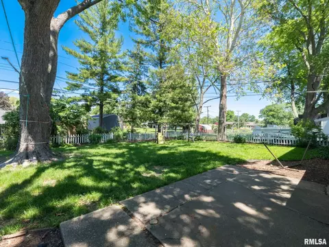 Exterior - 929 E Monroe St, Morton, IL 61550 photo 4 of 11