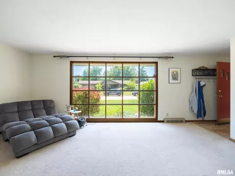 Living - 929 E Monroe St, Morton, IL 61550 photo 2 of 3