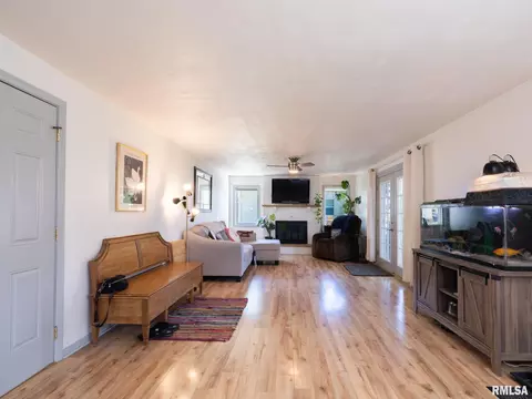 Living - 929 E Monroe St, Morton, IL 61550 photo 1 of 3