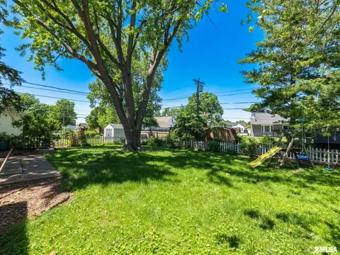 Exterior - 929 E Monroe St, Morton, IL 61550 photo 6 of 11