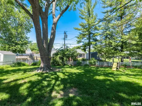 Exterior - 929 E Monroe St, Morton, IL 61550 photo 5 of 11