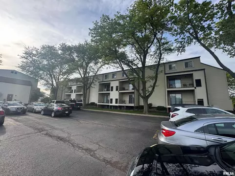 3119 W Willow Knolls Dr, Peoria, IL 61614