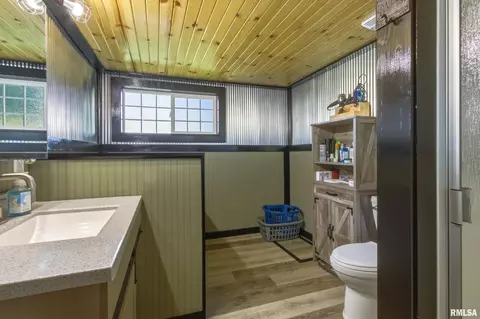Bath - 7230 E 1800th St, Macomb, IL 61455 photo 1 of 2