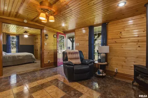 Entry Way - 7230 E 1800th St, Macomb, IL 61455 photo 1 of 2