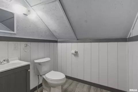 Bath - 7230 E 1800th St, Macomb, IL 61455 photo 2 of 2