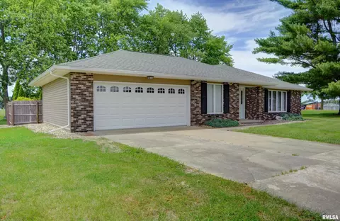 1220 Maple Ave, Macomb, IL 61455