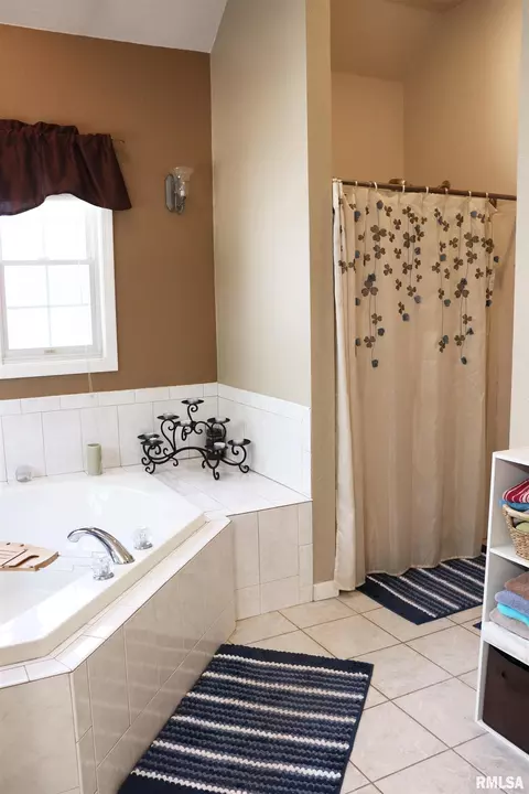 Bath - 1157 E Guth Rd, Washington, IL 61571 photo 5 of 12