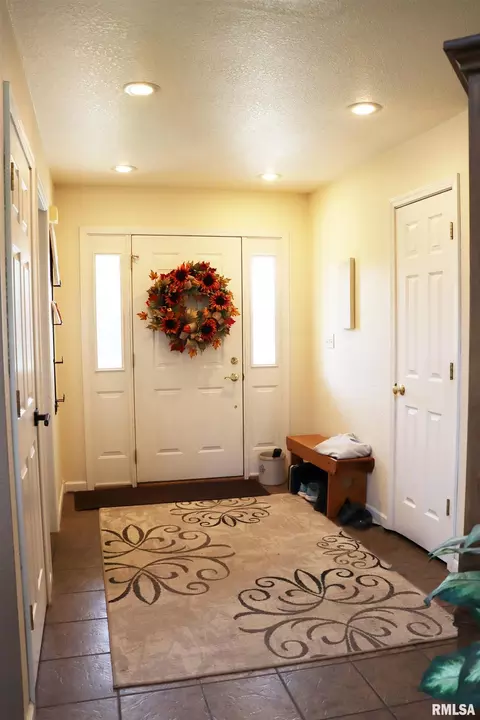 Entry Way - 1157 E Guth Rd, Washington, IL 61571 photo 2 of 5