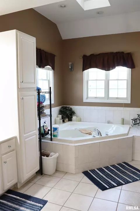 Bath - 1157 E Guth Rd, Washington, IL 61571 photo 4 of 12
