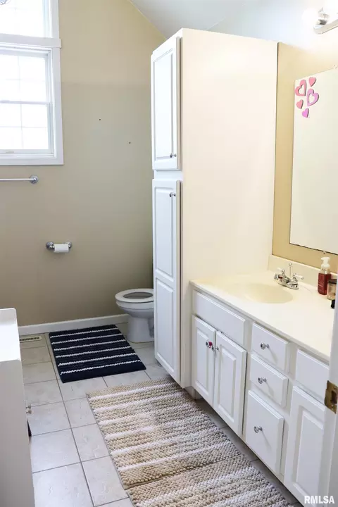 Bath - 1157 E Guth Rd, Washington, IL 61571 photo 9 of 12
