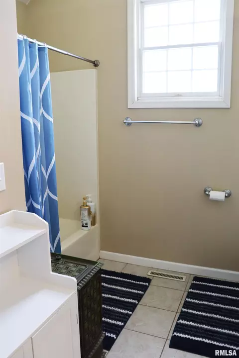 Bath - 1157 E Guth Rd, Washington, IL 61571 photo 11 of 12